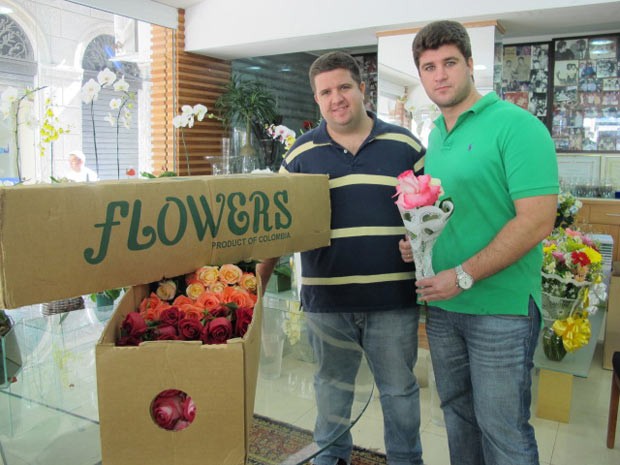 Eduardo e Alvinho com as rosas colombianas que importaram para o Dia das Mães (Foto: Lilian Quaino/G1)