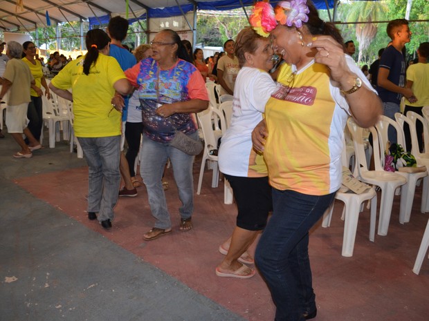 Católicos dançam a música &quot;A dança da amizade&quot; (Foto: Aritana Aguiar/G1)