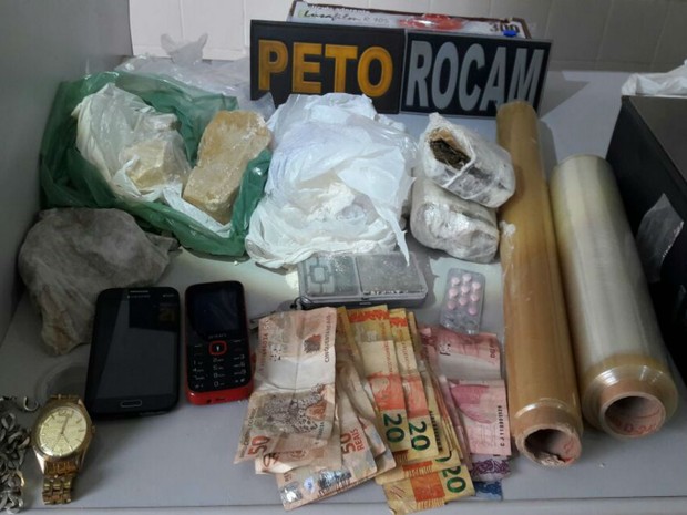 Dupla foi presa com drogas em cidade da Bahia (Foto: Divulgação: Polícia Militar) Dupla foi presa com drogas em cidade da Bahia (Foto: Divulgação: Polícia Militar)