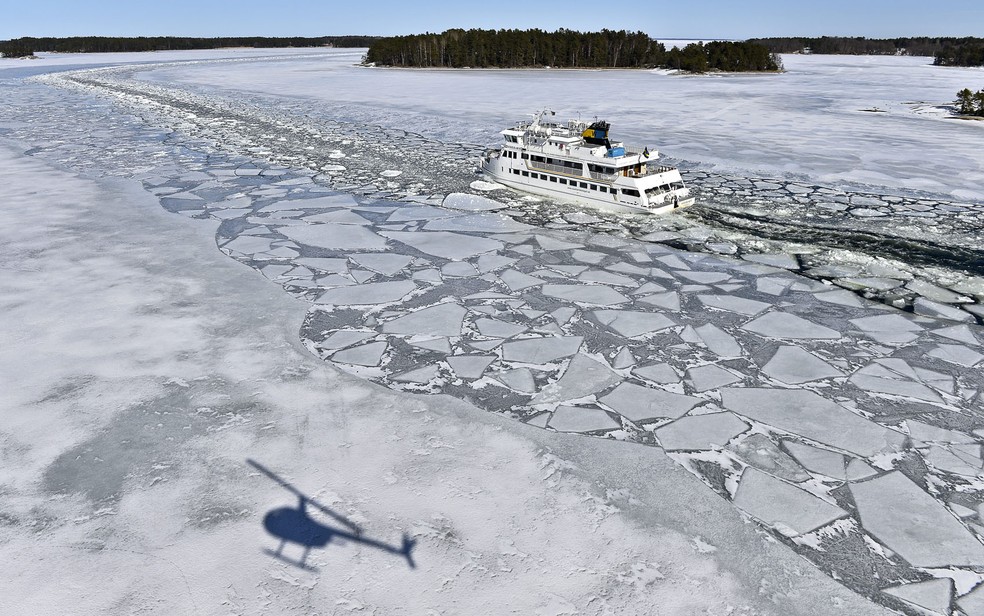  Congelamento do Mar Báltico fora de época, em 2013 (Foto: Anders Wiklund/Scanpix Sweden/AP)