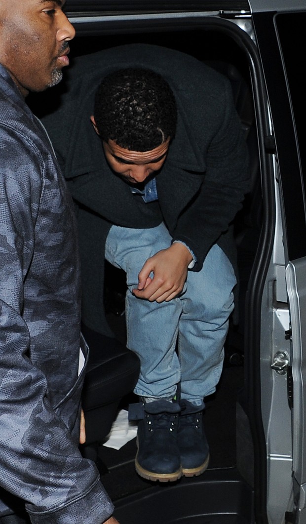 Drake chegando a restaurante com Rihanna (Foto: AKM-GSI BRASil / Splash News)