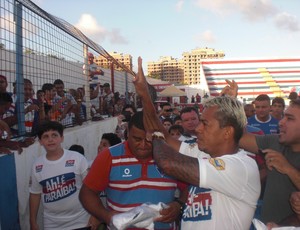 Marcelinho Paraíba é apresentado pelo Fortaleza, no Pici (Foto: Thaís Jorge)