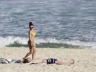 De biquininho, Isis Valverde curte praia no Rio com o namorado