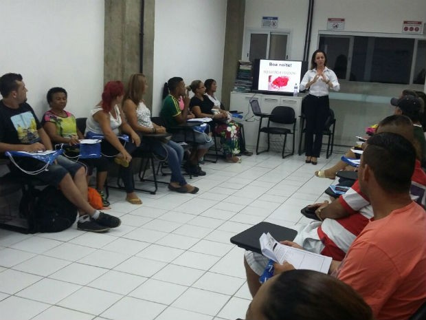 Grupos participam de palestras ministradas por professores da faculdade (Foto: Divulgação)