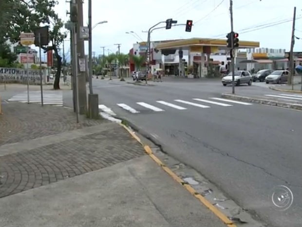 Motorista sobe em calçada e atropela duas pessoas em Várzea Paulista (Foto: Reprodução/ TV TEM)