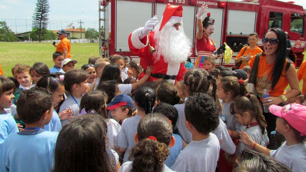 Papai Noel é cercado pelas crianças no jogo beneficente em Valinhos (Foto: Divulgação)