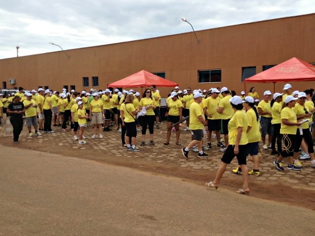Centenas de pessoas participam da 3ª Caminhada Passos que Salvam realizada pelo Hospital de Câncer de Barretos, sede de Rondônia (Foto: Larissa Matarésio/G1)