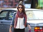 Mila Kunis exibe barriguinha de gravidez em ida ao mercado