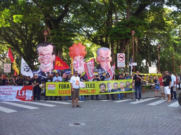 Manifestantes fazem protesto contra Dilma, Temer e Aécio em São José (Foto: Vanessa Vantine / TV Vanguarda)