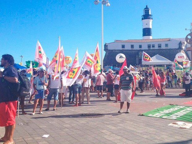 1º de maio em Salvador: protesto a favor da democracia e pelo direito dos trabalhadores no Farol da Barra (Foto: Juliana Almirante/G1)