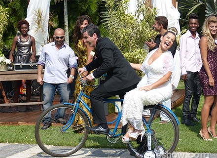 Noivo fofo! Abelardo passeia com Bernardete em uma bicicleta de rodinhas