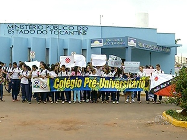 Protesto terminou em frente à sede do Ministério Público em Araguaína (Foto: Reprodução/TV Anhanguera)