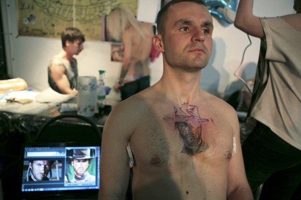 Russo tatuou a imagem do ator e diretor Clint Eastwood no peito (Foto: Kazbek Basayev/Reuters)