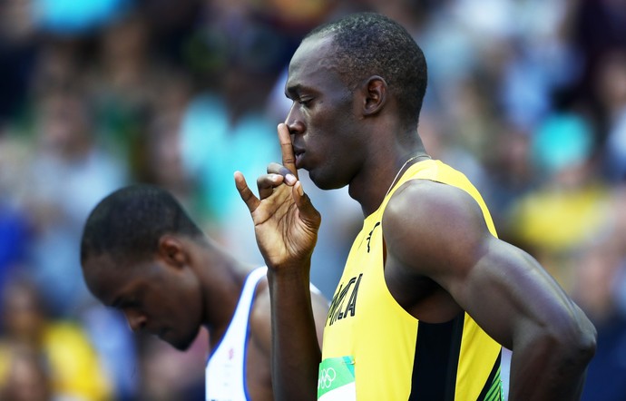 Usain Bolt pede silêncio para a largada na pista do Engenhão (Foto: getty images)