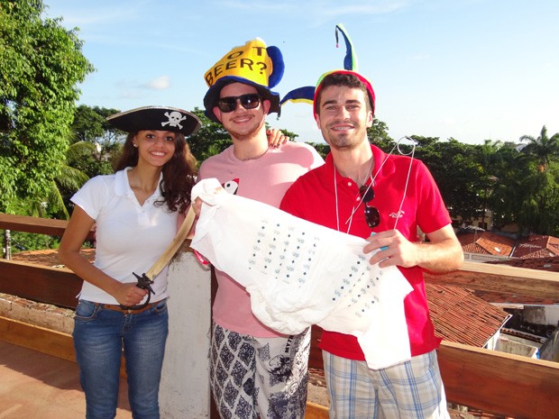 Pela primeira vez no Carnaval de Pernambuco, os amigos Thaís, Lucas e Tarick, de Brasília, também prepararam fantasias. (Foto: Lorena Aquino/G1)