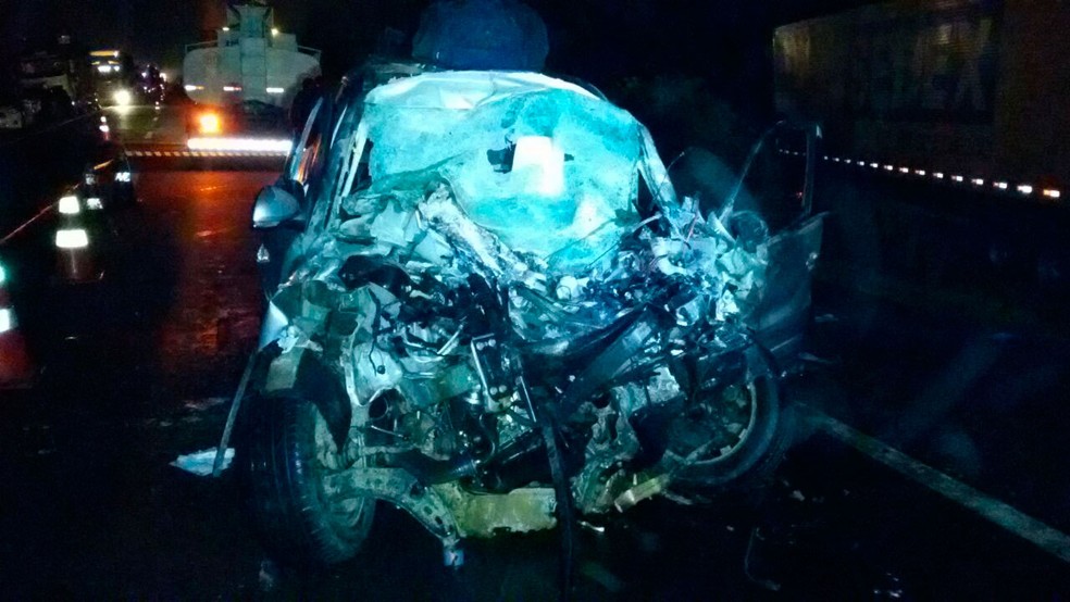 Carro ficou destruído na batida (Foto: Divulgação/PRF)
