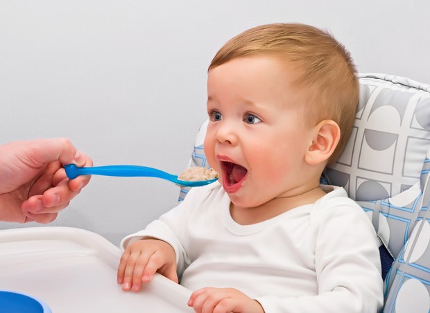 Bebê comendo papinha (Foto: Shutterstock)