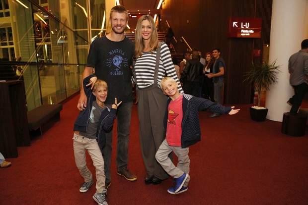 Fernanda Lima acompanha de marido Rodrigo Hilbert e seus filhos (Foto: Felipe Assumpcao/AGNEWS)
