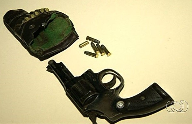 Polícia apreendeu arma usada no crime e munições em Anápolis, Goiás (Foto: Reprodução/ TV Anhanguera)