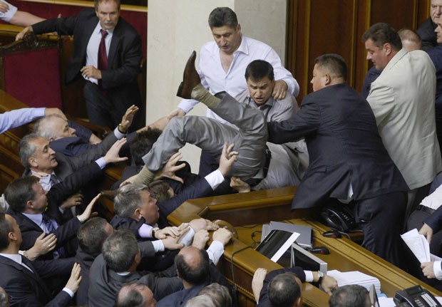 Parlamentares se agridem em meio ao Parlamento, em Kiev (Foto: Maks Levin/AP)
