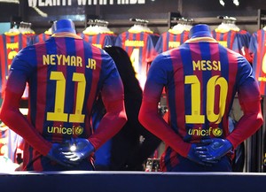Camisas Neymar e Messi (Foto: Cíntia Barlem) Camisas Neymar e Messi (Foto: Cíntia Barlem)