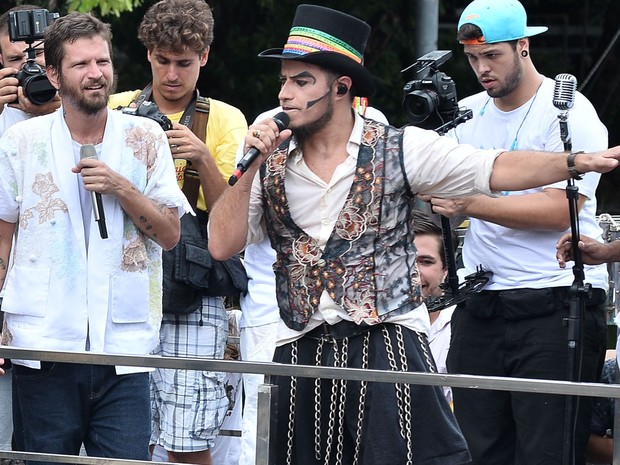 Grupo Teatro Mágico faz participação no show de Saulo, no circuito Campo Grande (Foto: Max Haack/Ag Haack)