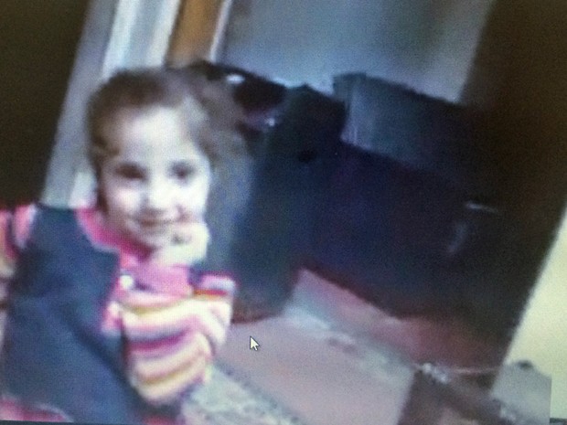 Mira Almidani, 5, em foto tirada pela tela do computador durante entrevista (Foto: Reprodução/Skype)