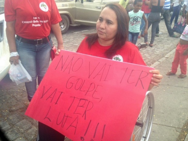 Professora Joelma Martins foi ao protesto em Caruaru, nesta quinta-feira (Foto: Kamylla Lima/G1)