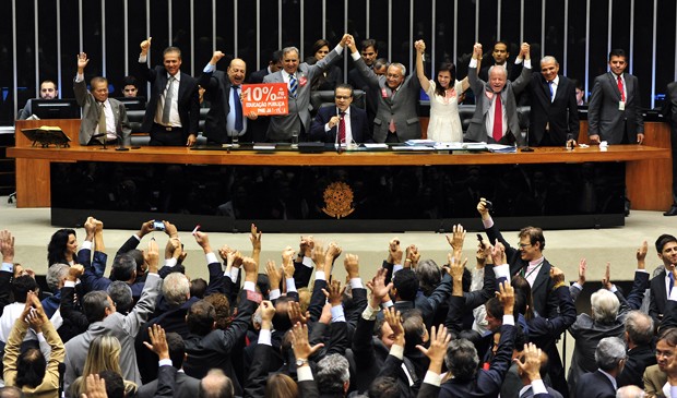 Deputados comemoram aprovação final do Plano Nacional de Educação, proposta do Executivo que tramitava desde 2010 no Legislativo (Foto: Gustavo Lima/Câmara)