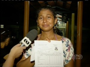 Mãe se emociona ao buscar documento do filho em escola onde foi barrada (Foto: Reprodução/TV Anhanguera)