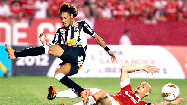 Neymar na partida do Santos contra o Internacional (Foto: Edison Vara / Reuters)