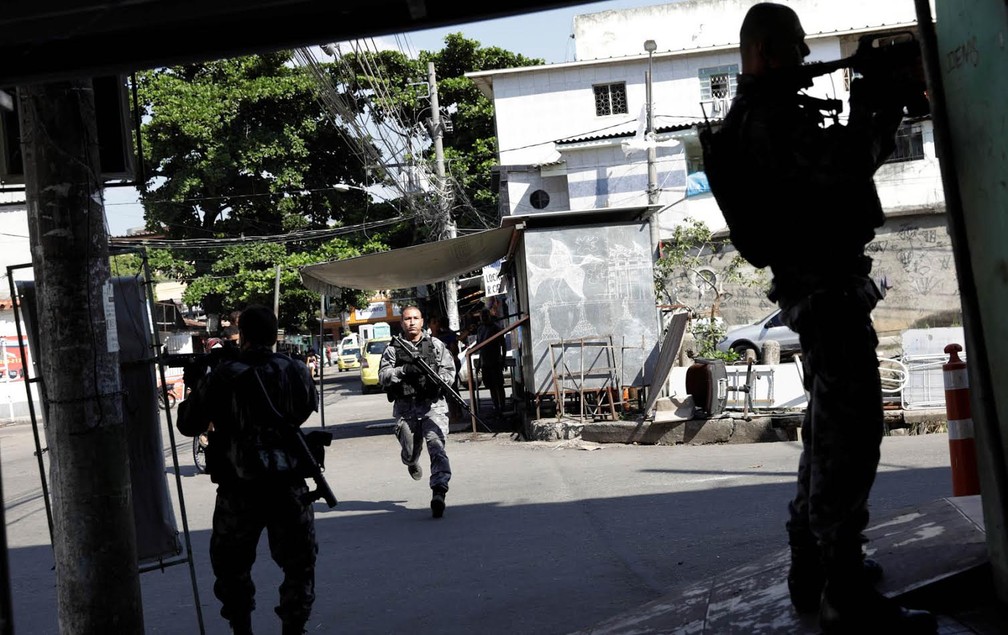 Homens do Bope fazem operação no Complexo do Alemão após ataque à UPP (Foto: Ricardo Moraes/Reuters)