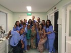 Andressa Urach visita a equipe da UTI do hospital onde ficou internada