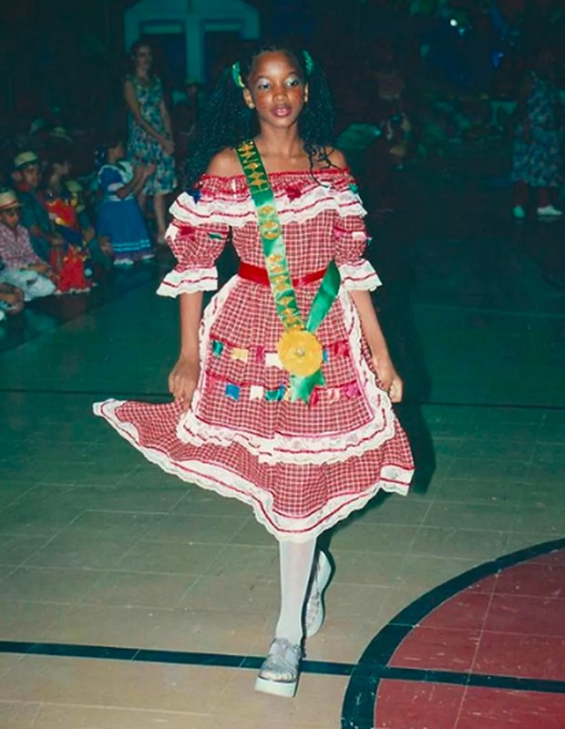 De tranças, Iza curte festa junina na infância (Foto: Reprodução/Instagram)