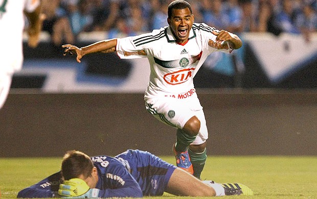 Mazinho comemora gol do Palmeiras contra o Grêmio (Foto: Ag. Estado)
