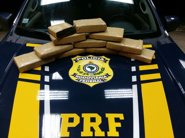 Homem é preso ao tentar transportar 15 kg de maconha para Caxias, MA (Foto: Divulgação / PRF)