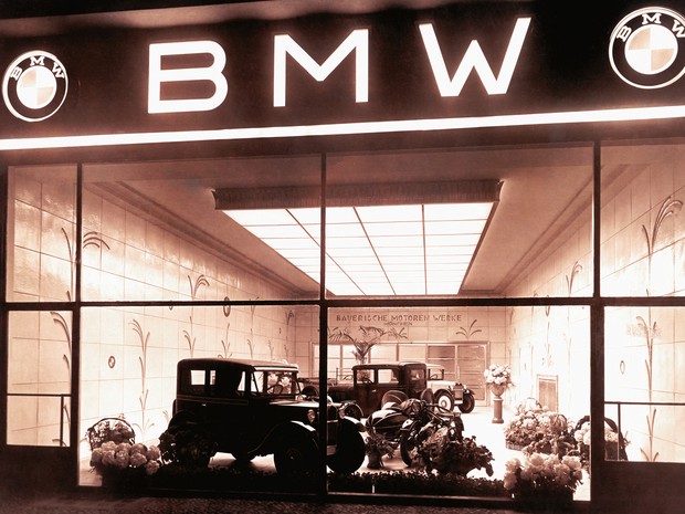 Loja da BMW em Berlim, em 1929, quando começou a produção de carros (Foto: Divulgação)