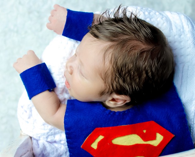 Bebê posa de super-herói (Foto: Drika Marinho)