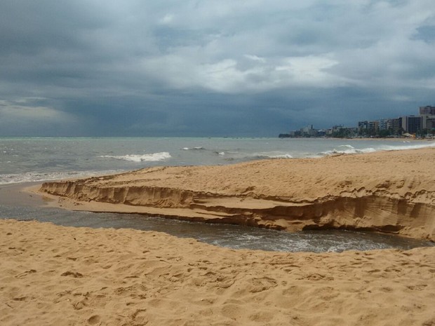 Mancha atinge o mar de Jatiúca e assusta os turistas (Foto: Marcio Chagas/G1)