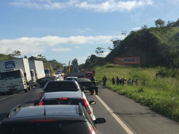 Acidente deixou o trânsito lento nos dois sentido da pista (Foto: Bia Casagrande / Voz da Bahia)