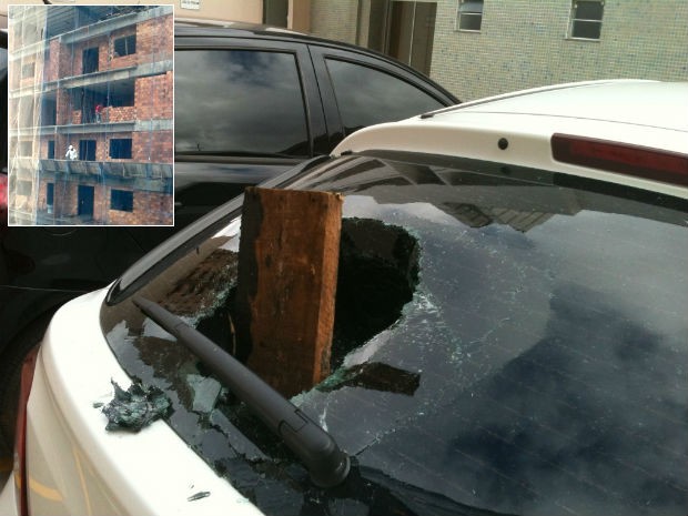 Pedaço de madeira que caiu da construção atingiu o carro (Foto: Pollyanna Cardoso/Arquivo pessoal)