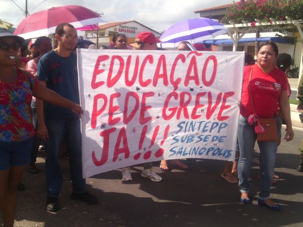 Professores protestam pelas ruas do município. (Foto: Portal do Sal)