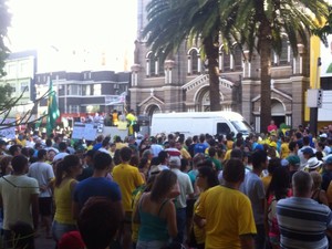 Manifestações contra presidente Dilma Rousseff também ocorreram em Passo Fundo (Foto: Mateus Koelzer/ RBS TV)