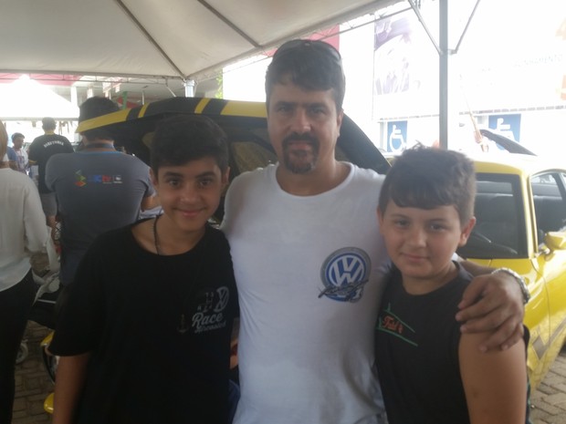 Cleberson Dias Oliveira e os filhos, Luan e Tiago Henrique, durante a exposição de carros antigos em Porto Velho (Foto: Toni Francis/G1)