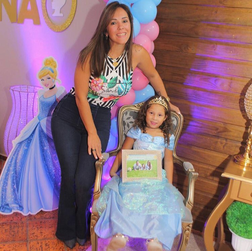 Filha Nina, em festa de cinco anos, é a razão da permanência da viúva de William Thiego em Chapecó (Foto: Arquivo Pessoal)