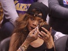 Rihanna retoca a maquiagem durante jogo de basquete