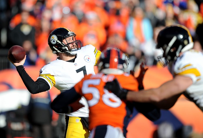 Ben Roethlisberger, do Pittsburgh Steelers, durante partida em Denver (Foto: Getty Images)