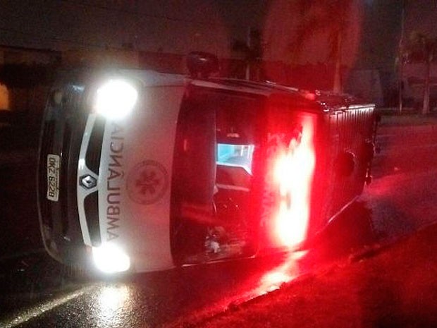 Ambulância do Samu capotou a caminho de atendimento de urgência na Bahia (Foto: Daniela Cardoso/Acorda Cidade)