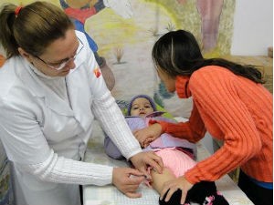 Vacinação de criança (Foto: RBS/TV)