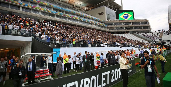 COL aprova teste apesar de falhas  no metrô e na entrada do estádio